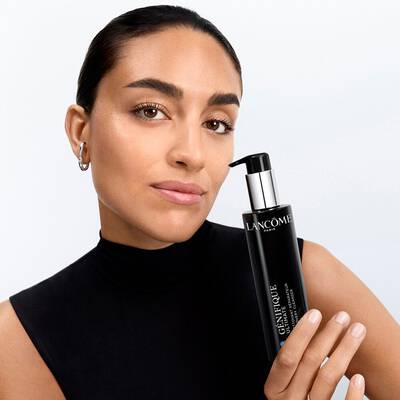 Моделът държи Genifique Ultimate Cleanser