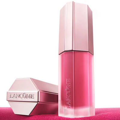 Близък план на опаковката на Lancome Lip Idole Cuddleblur в розово-златист цвят.