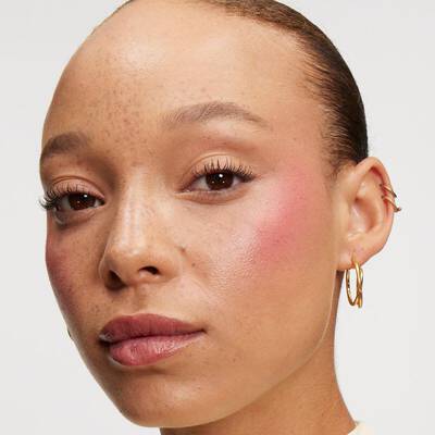 Модел, носещ маркер