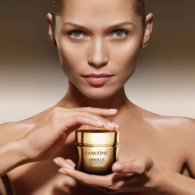 Модел с Absolue Longevity Rich Cream в ръцете