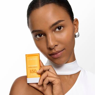 ОДЕЛЪТ ДЪРЖИ SUPRA SCREEN SUN STICK на височината на рамото.