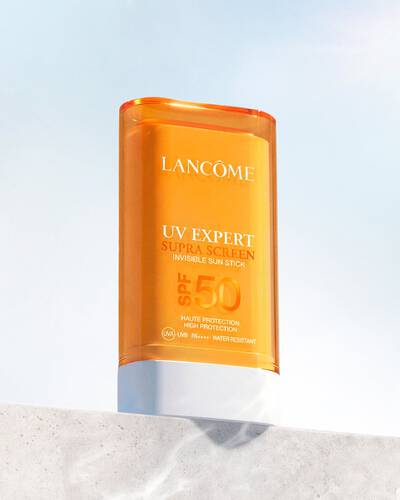 Лайфстайл снимка на UV EXPERT SUPRA SCREEN INVISIBLE SUN STICK SPF 50.
