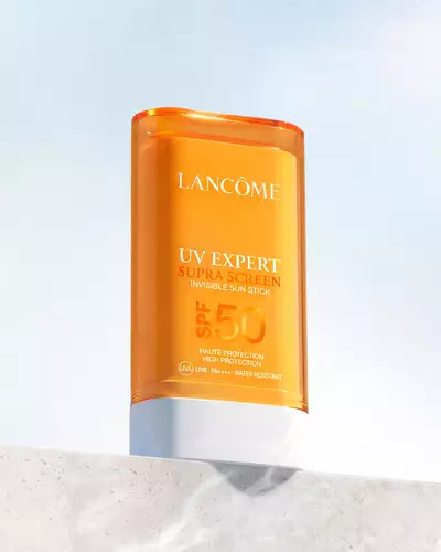 Лайфстайл снимка на UV EXPERT SUPRA SCREEN INVISIBLE SUN STICK SPF 50.