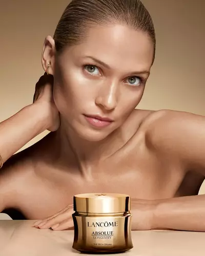 Модел с изложен крем Absolue Longevity Rich Cream.