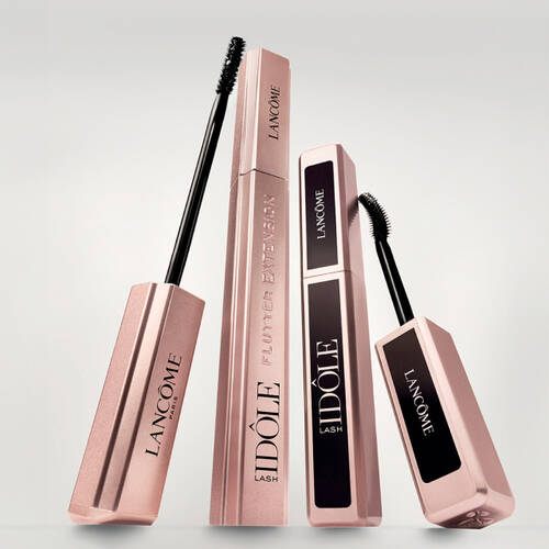 Изображение на три упаковки спирала от марката Lancome, разположени на светъл фон.