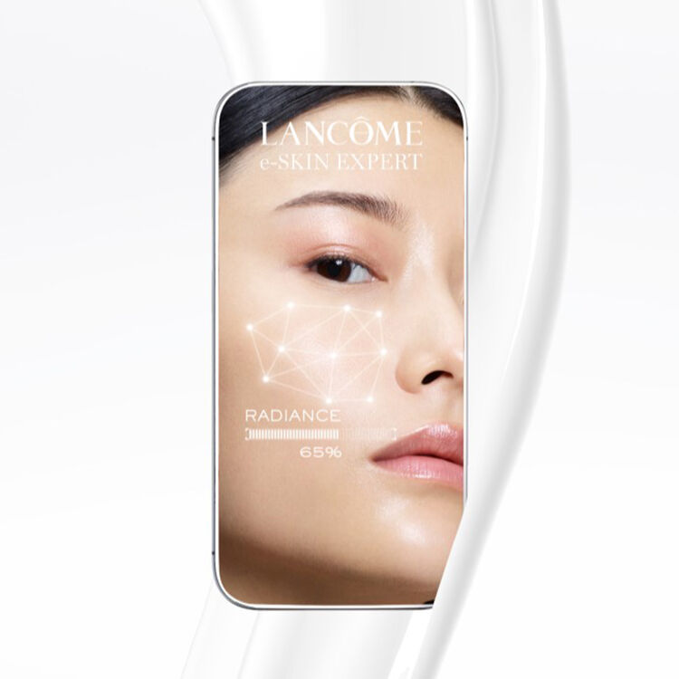 Изображение на мобилно приложение Lancome e-Skin Expert, показващо лице с наложен текст за радианс 65%.