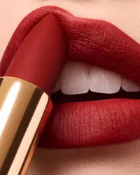 Intimatte върху устните