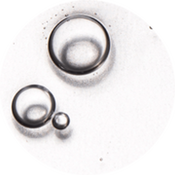 Кълба с отличителен блясък, плаващи в светла течност, показващи текстура и прозрачност.