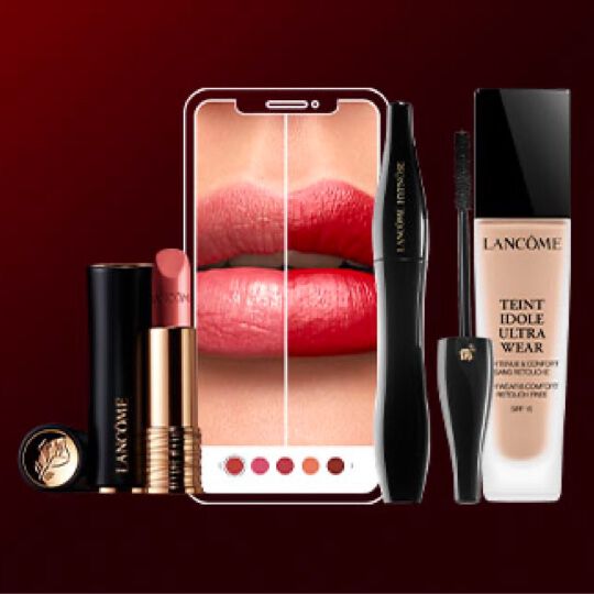 Изображение на продуктите за грим на Lancome, включително червило, спирала и фон дьо тен, а също и телефон с изображение на устни.