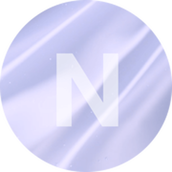 Кръгъл знак с лавандулов фон и голяма буква 'N' в центъра.