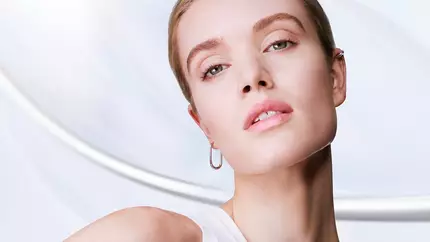 UV Expert визуални материали за красота от Lancome